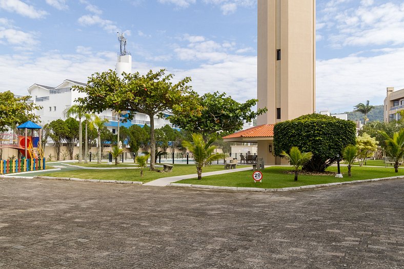 Apto com sacada a poucos metros da Praia VIN202