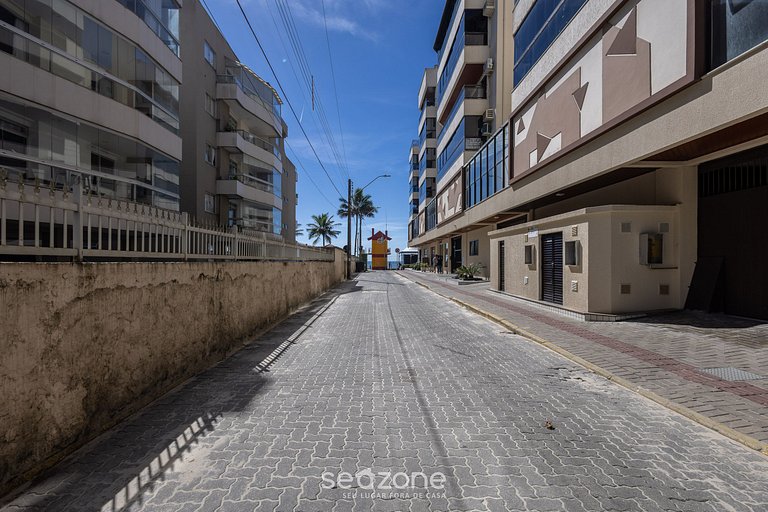 Apto confortável beira mar em Meia Praia CEO0104