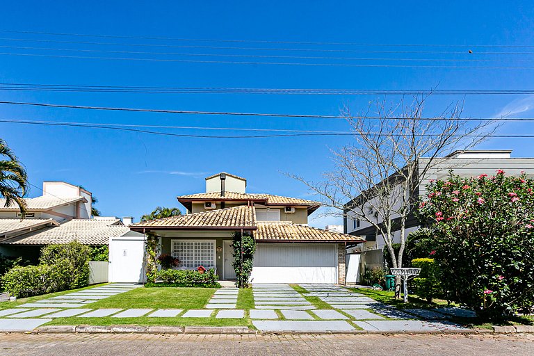 Casa sofisticada para famílias em Jurerê RCU105