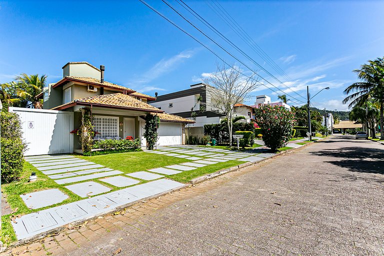 Casa sofisticada para famílias em Jurerê RCU105